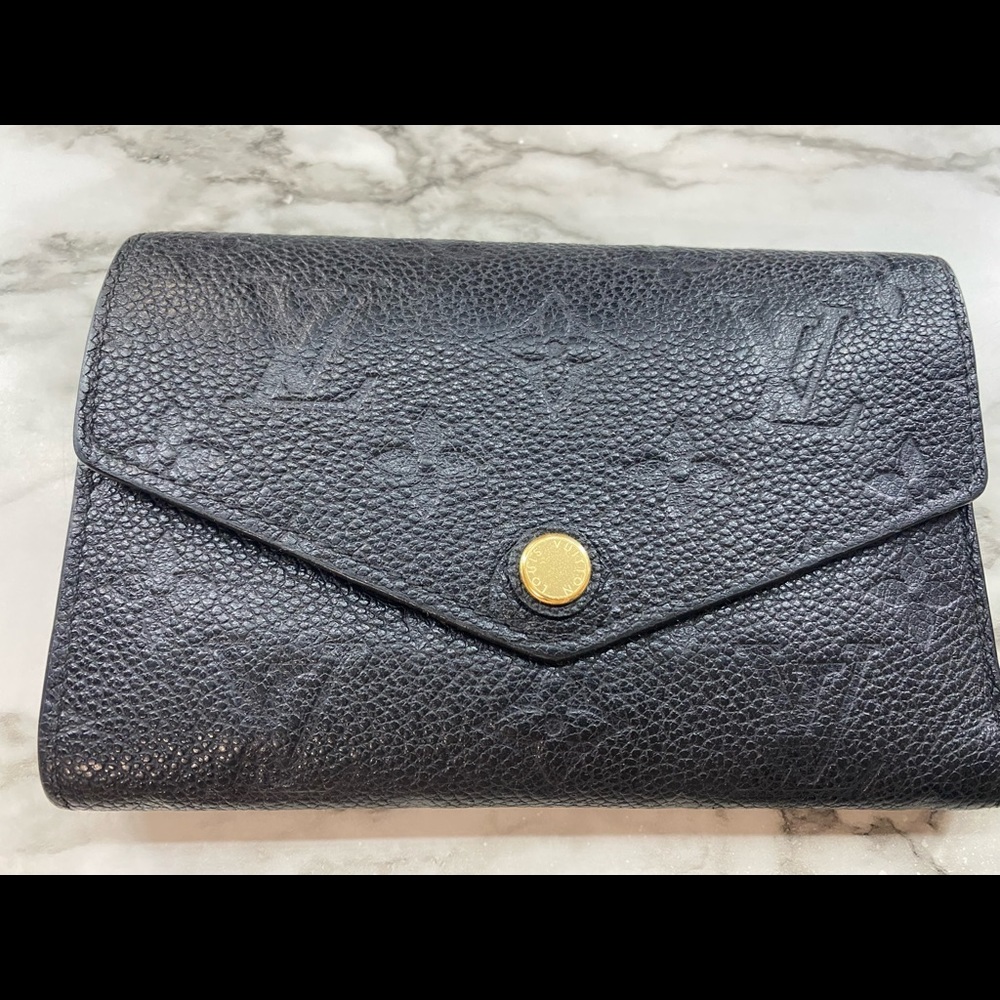 Louis vuitton wallet. Very good condition. Hardware still shine and perfect